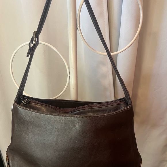 Perlina Brown Leather Shoulder Bag with Crescent Shape - Picture 5 of 7